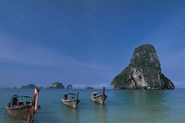 Long-Tail-Boats-by-Florence-Brennan